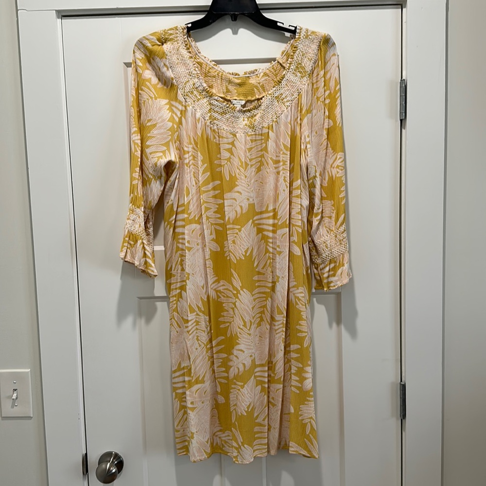 EST. 1949 Yellow floral print dress. 3/4 sleeve mid length.